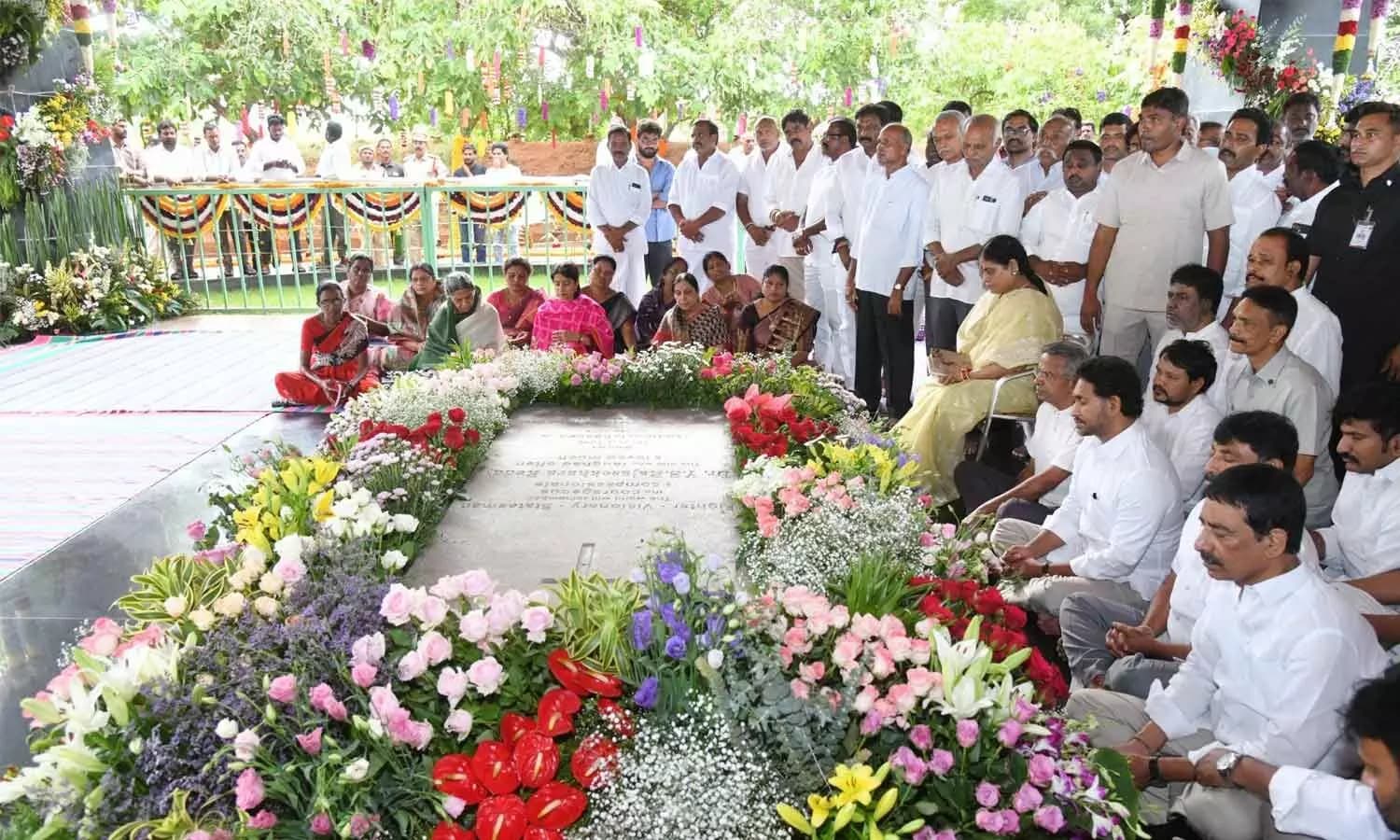 जगन, शरमिला ने १७वें पुण्यतिथि पर वायएसआर को श्रद्धांजलि दी