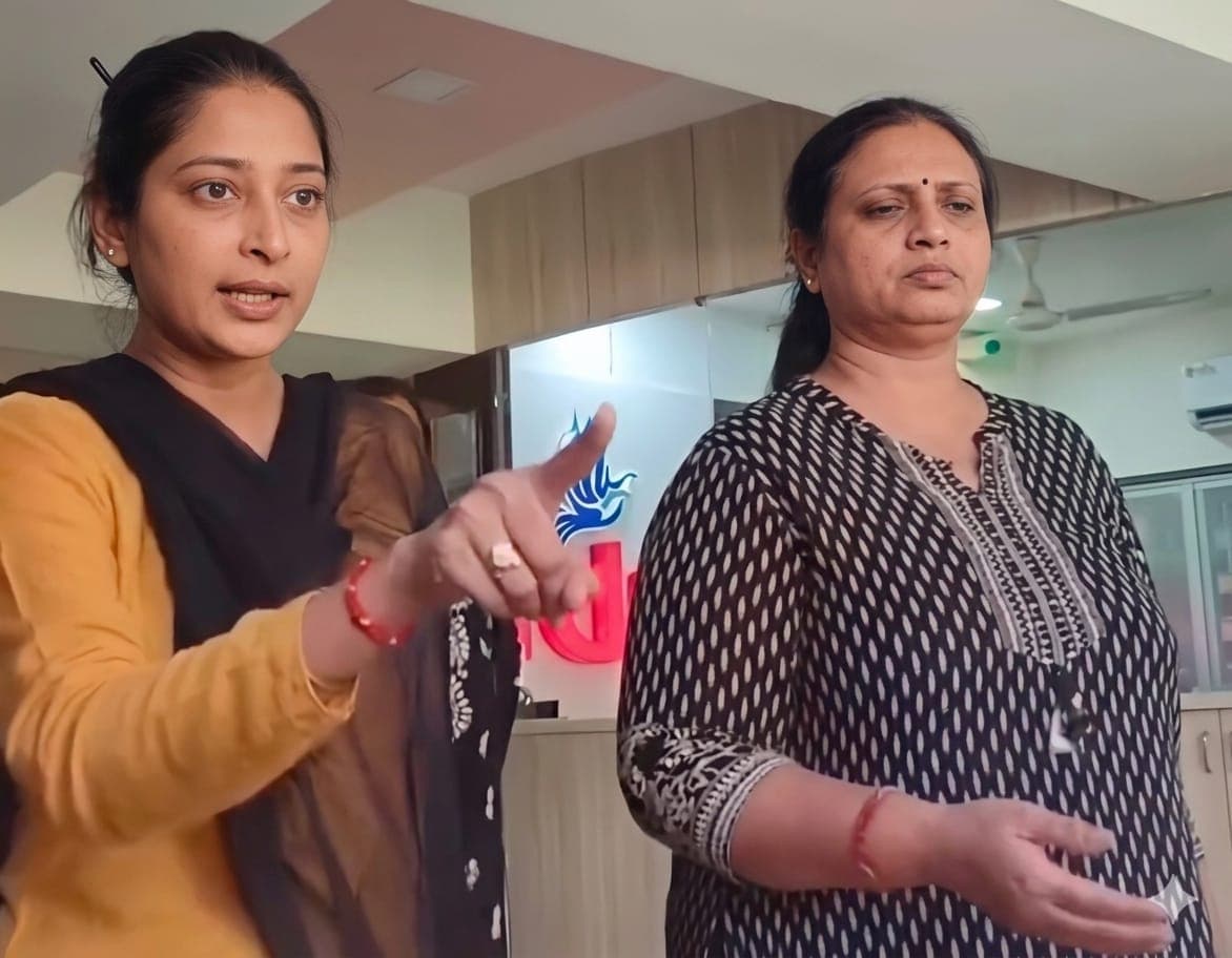 अहमदाबाद के स्कूल में हंगामा! बच्चे का सर्टिफिकेट लेने पहुंची मां से कथित बदसलूकी का वीडियो वायरल