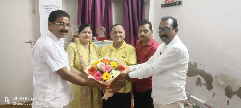 The NAF National President, who was going from Mumbai to Ayodhya to visit Ramlala, was given a grand welcome by the State President in Lucknow.