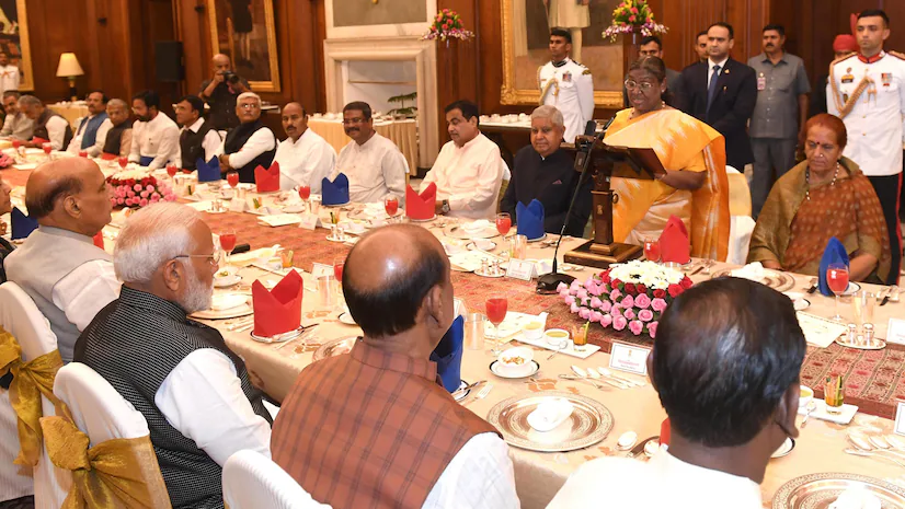 राष्ट्रपति द्रौपदी मुर्मू ने निवर्तमान कैबिनेट के लिए रात्रिभोज आयोजित किया