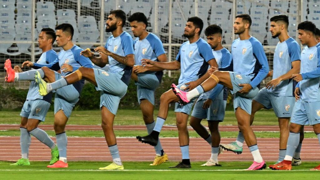 भारत के फुटबॉल सितारे सुनील छेत्री आज कुवैत के खिलाफ आज कोलकाता के सॉल्ट लेक स्टेडियम में अहम फीफा विश्वकप 2026 क्वालीफायर में राष्ट्रीय टीम की अंतिम बार नेतृत्व करेंगे