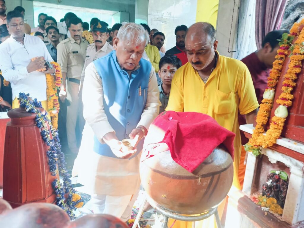 जीतन राम मांझी ने दतिया में की पीतांबरा माता की पूजा-अर्चना