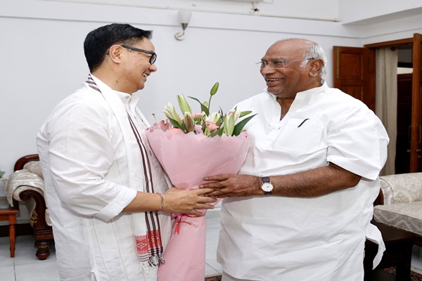 संसदीय कार्य मंत्री किरेन रिजिजू ने राज्यसभा में विपक्ष के नेता मल्लिकार्जुन खड़गे से नई दिल्ली में की मुलाकात