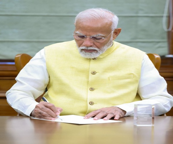 नरेंद्र मोदी ने तीसरी बार प्रधानमंत्री के रूप में कार्यभार संभाला, किसानों के लिए पहली फाइल पर हस्ताक्षर