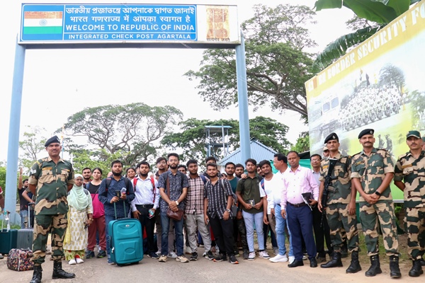 बांग्लादेश में हिंसक प्रदर्शन के बीच अब तक साढ़े चार हजार से अधिक भारतीय छात्र लौटे